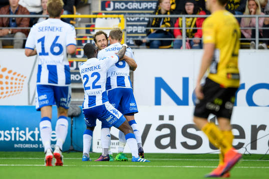 IFK Göteborgs Sören Rieks (rygg mot kameran) jublar ihop