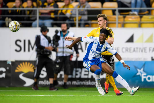 IFK Göteborgs Sam Adekugbe och Elfsborgs Jesper Manns