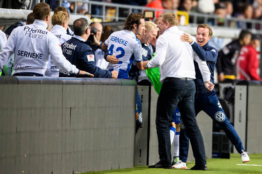 Ledare på IFK Göteborgs bänk jublar