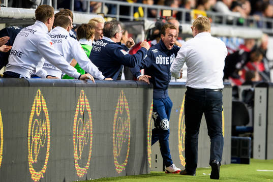 Ledare på IFK Göteborgs bänk jublar
