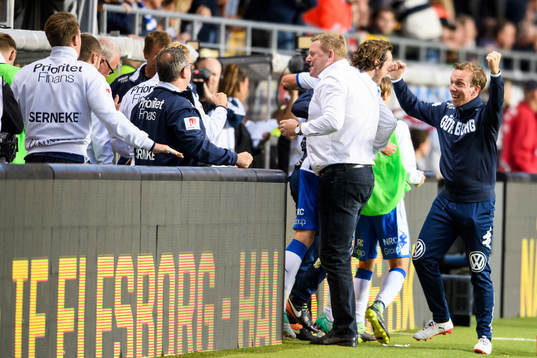 Ledare på IFK Göteborgs bänk jublar