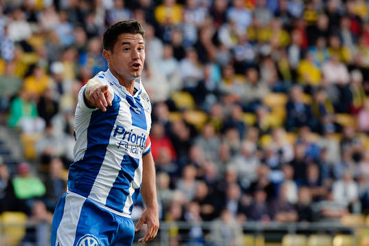 IFK Göteborgs David Boo Wiklander reagerar mot domaren
