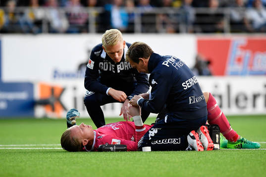 IFK Göteborgs målvakt Pontus Dahlberg får vård