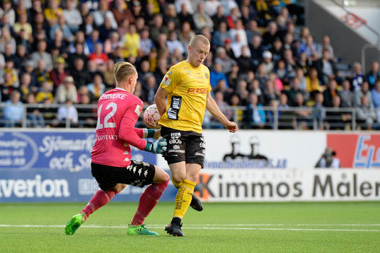 IFK Göteborgs målvakt Pontus Dahlberg i en duell med