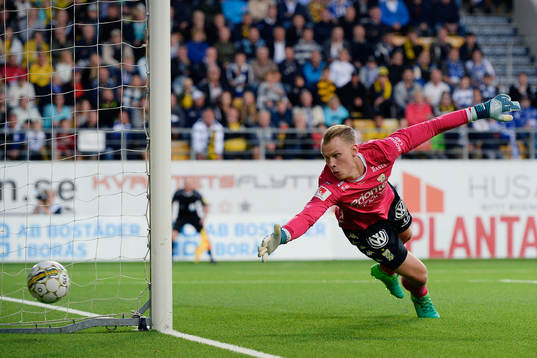 IFK Göteborgs målvakt Pontus Dahlberg ser bollen gå