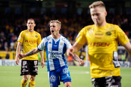 IFK Göteborgs Sören Rieks jublar på slutsignalen