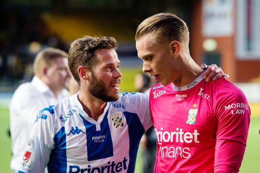 IFK Göteborgs Emil Salomonsson och målvakt Pontus