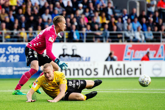 Elfsborgs Daniel Gustavsson faller vid ett friläge mot IFK