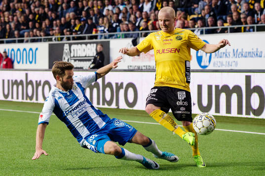 IFK Göteborgs Emil Salomonsson glidtacklar Elfsborgs Simon
