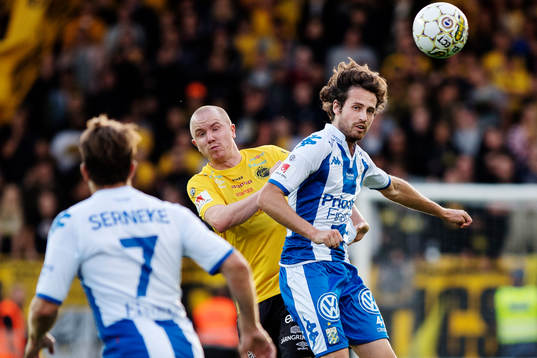 Elfsborgs Simon Lundevall i nickduell med IFK Göteborgs