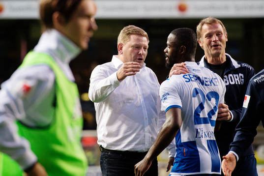 IFK Göteborgs tränare Alf Westerberg jublar med Vajebah
