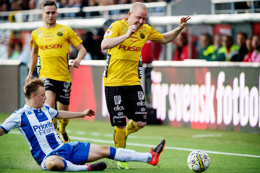 IFK Göteborgs Billy Nordström glidtacklar Elfsborgs Simon