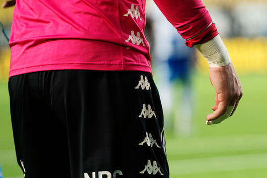 IFK Göteborgs målvakt Pontus Dahlberg med tejpade fingrar