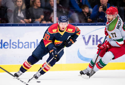 Djurgårdens Niclas Bergfors i kamp om pucken med Moras