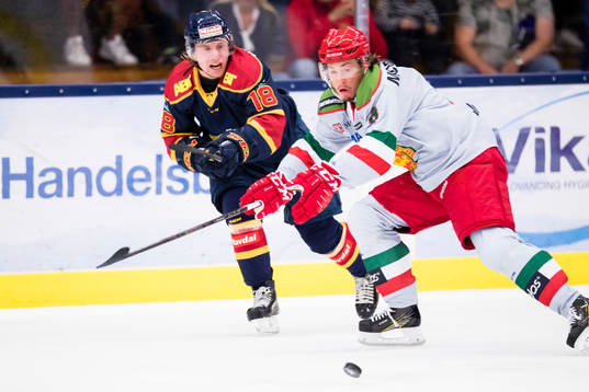 Djurgårdens Juuso Ikonen i kamp om pucken med Moras Robin