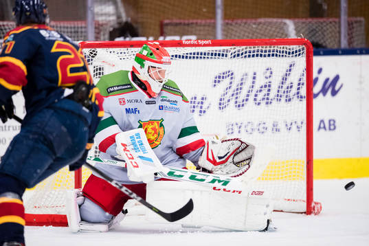 Moras målvakt Christian Engstrand räddar ett skott