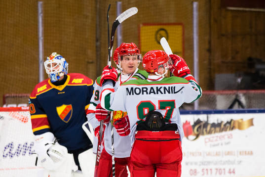 Moras Sebastian Hartmann (m) gör 0-2 och gratuleras av