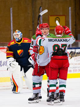 Moras Sebastian Hartmann (m) gör 0-2 och gratuleras av