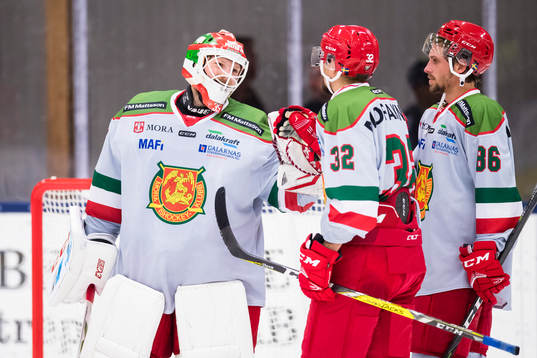 Moras målvakt Christian Engstrand gratuleras av Daniel