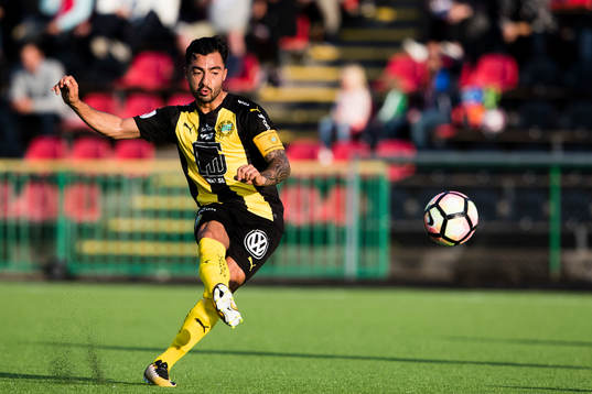 Hammarbys Jiloan Hamad med en frispark