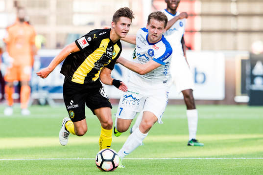 Hammarbys Leo Bengtsson i kamp om bollen med Akropolis