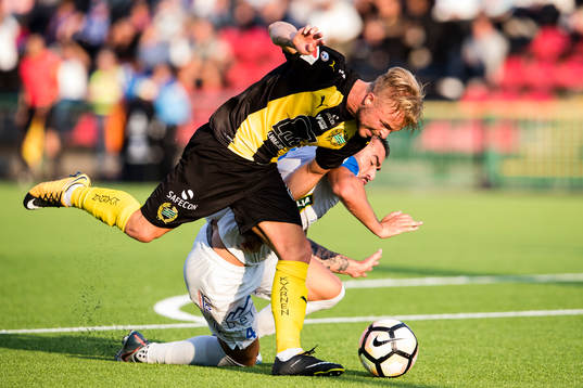 Hammarbys Sander Svendsen i kamp om bollen med Akropolis