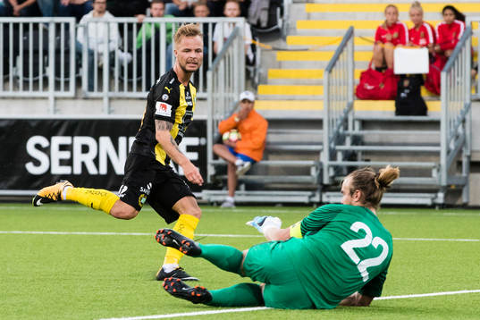 Hammarbys Sander Svendsen med en målchans på Akropolis