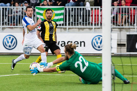 Akropolis Maldin Ymeraj och Hammarbys Jiloan Hamad ser på