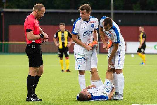 Domare Patrik Eriksson håller koll på tiden när