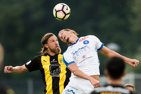 Hammarbys Björn Paulsen i en nickduell med med Akropolis