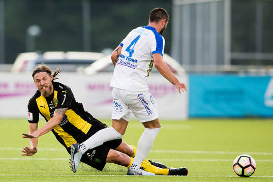 Hammarbys Björn Paulsen och Akropolis Makis Gezos