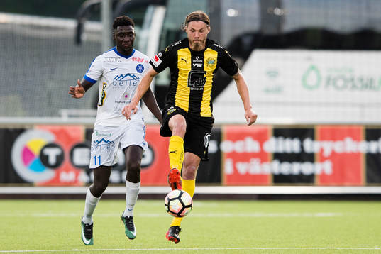 Akropolis Alagie Sosseh i kamp om bollen med Hammarbys