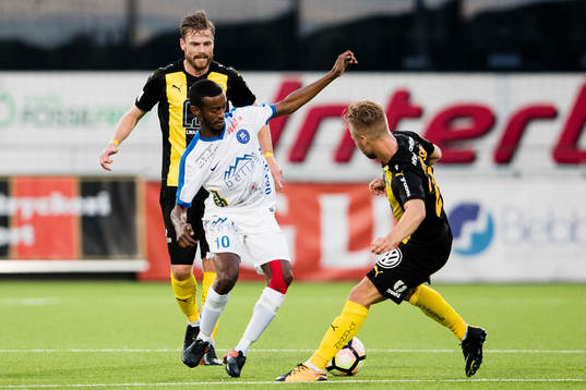 Hammarbys Arnór Smárason och Sander Svendsen försvarar