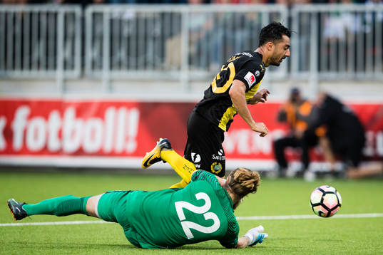 Hammarbys Jiloan Hamad går förbi Akropolis målvakt Simon