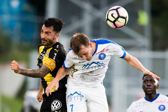 Hammarbys Jiloan Hamad i en nickduell med Akropolis Adrian