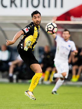 Hammarbys Jiloan Hamad tar ner bollen