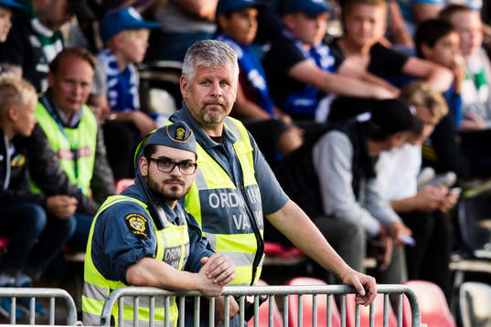 Två ordningsvakter följer spelet