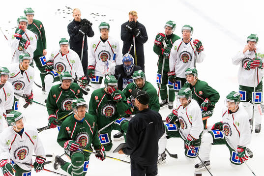 Laget samlat med Henrik och Joel Lundqvist i mitten