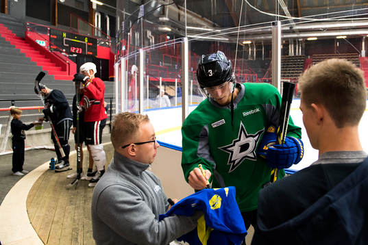 Viktor Svedberg och John Klingberg skriver autografer