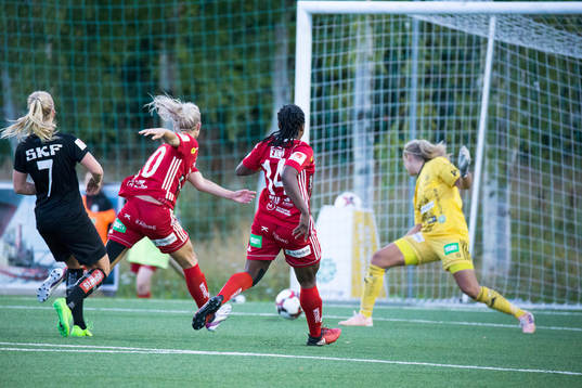 Göteborgs Adelina Engman skjuter in segermålet mot Piteå