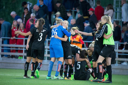 Göteborgs nyförvärv, målvakten Line Johansen jublar