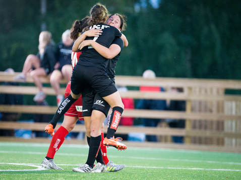 Göteborgs nyförvärv Taylor Leach jublar ihop med Catrine
