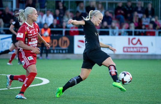 Piteås Emelie Lövgren får jaga Göteborgs Adelina Engman