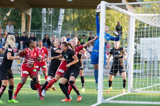 Göteborgs målvakt, Line Johansen hade fullt upp i första