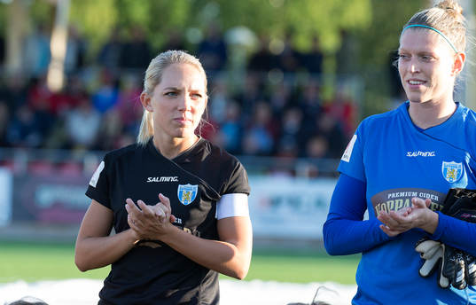 Göteborgs Elin Rubensson och målvakt Line Johansen