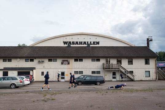 Spelare från Linköping värmer upp utanför Wasahallen