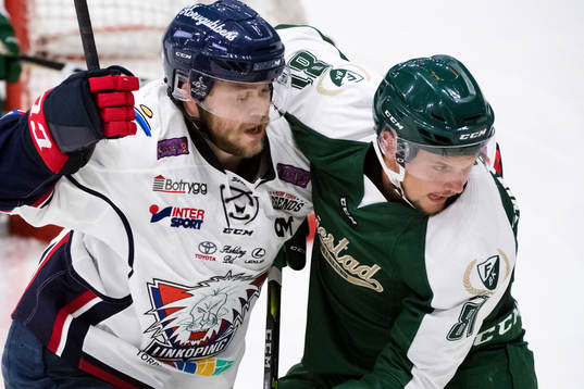 Färjestads Theodor Lennström i en kamp med en