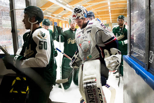 Linköpings målvakt Jonas Gustavsson kliver av isen