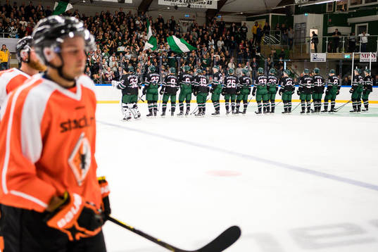 Tingsryds spelare jublar framför fansen, Karlskronas