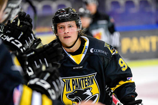 Panterns Dennis Svensson jublar med lagkamrater